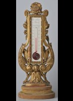 verguld houten staande thermometer met verzilverde messing gegraveerde plaat. Temperaruur in Reaumur en Celsius. ca. 1800-1850. Hoogte 31cm