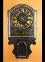 Vroege zeldzame 18e eeuwse 8-daagse engelse tavern clock met rechthoekig schild wijzerplaat, ca. 1725-1735
Abusievelijk ook wel genoemd: 