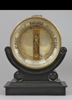 Antieke 'Bourdon' barometer met ingeslagen serienummer 2044, verguld mechanisme, op originele voet. 