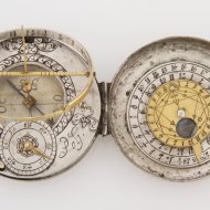 Silbere Taschen Sonnenuhr von Nicolaus Rugendas (III), Augsburg (universal equinoctial dial), ca. 1710