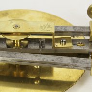 Klokkenmakers gepatenteerd gereedschap uitgevonden door Auguste Gerard in Liége, België. een 'compas à cercle gradué et à triangle variable' 


