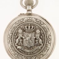 Zilveren zakhorloge met het wapen van het Koninkrijk der Nederlanden.