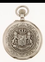 Zilveren zakhorloge met het wapen van het Koninkrijk der Nederlanden, geleverd door P. Kielstra, Groningen.
