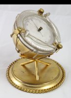 Antieke aneroïde engelse barometer in trommelmodel, verguld en verzilverd.
