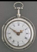 Zilveren slagwerk spillegang horloge in ajour-gezaagde dubbele kast met zilveren gesigneerde stofkap. slagwerk op bel, emaille wijzerplaat. ca 1740. diameter 52 mm.