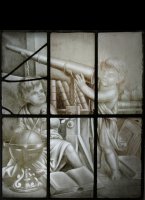 18e eeuws gebrandschilderd glas=in-lood raam in sepia uit een Dordrechts patriciërshuis met een allegorie op de sterrenkunde.

Het raam bestaat uit 6 afzonderlijke gebrandschilderde glaspanelen in een loodframe die samen een allegorische voorstelling geven van de sterrenkunde met 2 putti die de telescoop en een wereld- of hemelglobe ontdekken in een omgeving met wetenschappelijke boeken.
60 x 72 cm
