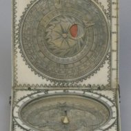 Ivoren 'Bloud'-type diptiek-zonnewijzer. Gesigneerd : 'Jacques Senecal a Dieppe Fecit'. ca. 1660
