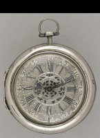 Jan Verhoeven was waarschijnlijk ook werkzaam in Dordrecht. Het horloge heeft een typische Hollandse grote kloof met schijnslinger met op de rand het opschrift: 'Godt geeft u segen'. Geen zilverkeuren. Buitenkast diameter 60mm.